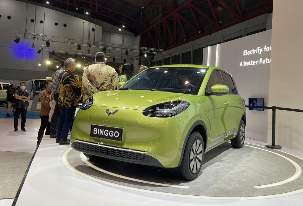 Wuling Binggo adalah salah satu mobil baru yang diungkap di pameran Periklindo Electric Vehicle Show (PEVS) 2023 yang digelar mulai Rabu (17/5/2023) hingga Minggu (21/5/2023). Pameran di JIExpo, Kemayoran, Jakarta, ini mempertontonkan teknologi elektrifikasi kendaraan beserta industri pendukungnya. Sebagia besar eksibitor merupakan jenama asal China.