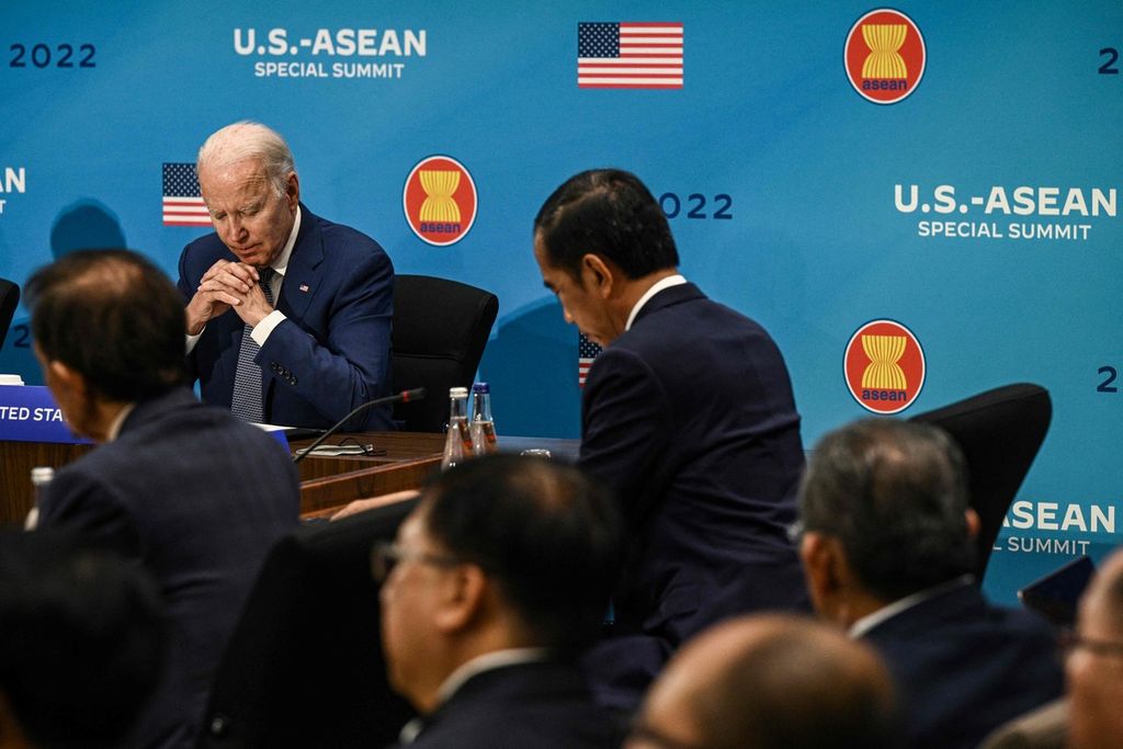 Presiden Amerika Serikat Joe Biden dan Presiden Indonesia Joko Widodo dalam pertemuan AS-ASEAN di Washington, Amerika Serikat, pada 13 Mei 2022.    