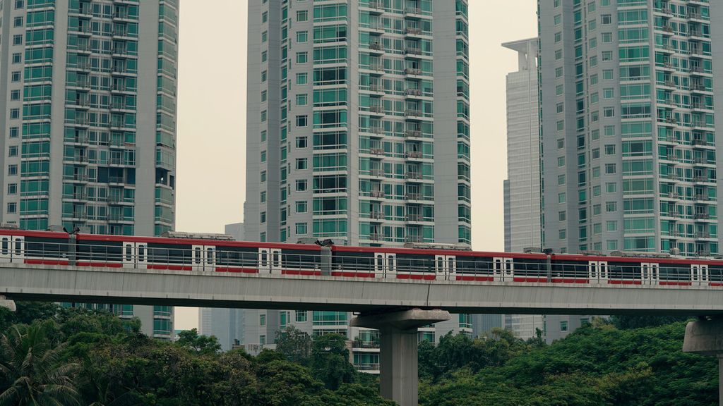 Kereta LRT Jabodebek diletakkan di sekitar Stasiun LRT Dukuh Atas, Setiabudi, Jakarta Selatan, Rabu (16/2/2022). LRT Jabodebek ditargetkan dapat beroperasi pada 17 Agustus mendatang. Jadwal operasi LRT Jabodebek direncanakan setiap hari mulai 05.45 WIB hingga 23.00 WIB. KAI akan mengoperasikan 27 LRT Jabodebek dengan 560 perjalanan yang bisa melayani 114.000 penumpang tiap hari. 