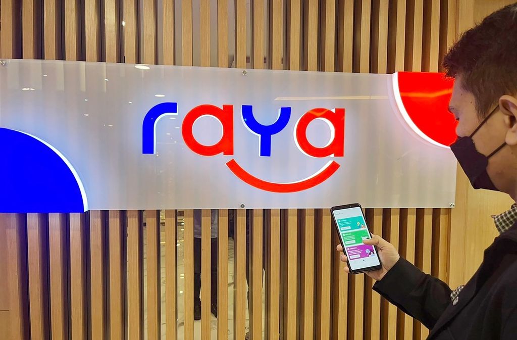 Seorang nasabah sedang bertransaksi menggunakan aplikasi Bank Raya. Bank Raya adalah bank digital bagian dari BRI Group