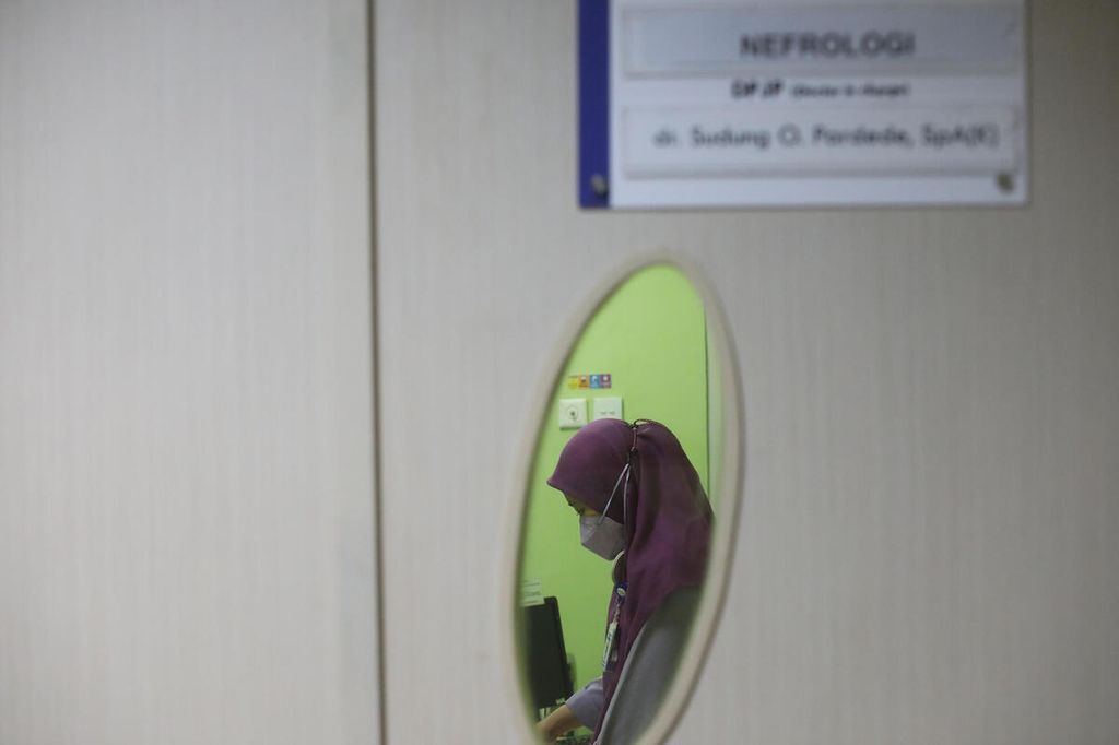 Perawat berada di dalam ruang periksa poliklinik spesialis nefrologi di Pusat Kesehatan Ibu dan Anak (PKIA) Kiara RSUP Dr Cipto Mangunkusumo, Jakarta, Jumat (21/10/2022). Ruah sakit ini merawat 11 anak penderita gangguan ginjal akut. RSCM menjadi rumah sakit rujukan bagi penanganan anak yang menderita gangguan ginjal akut. Saat ini hanya ada 14 rumah sakit rujukan dialisis anak. 