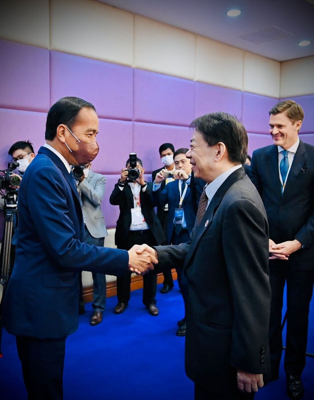 Presiden Joko Widodo bertemu dengan Presiden Bank Pembangunan Asia Masatsugu Asakawa di sela-sela rangkaian penyelenggaraan Konferensi Tingkat Tinggi (KTT) ASEAN di Phnom Penh, Kamboja, Kamis (10/11/2022).