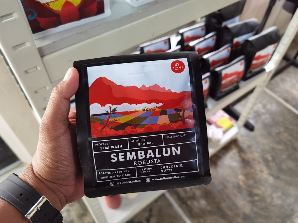 Kopi Sembalun Robusta dalam kemasan produksi Acibara Coffee di kawasan Jalan Jenderal Sudirman, Rembiga, Kota Mataram, Nusa Tenggara Barat, Kamis (20/10/2022).