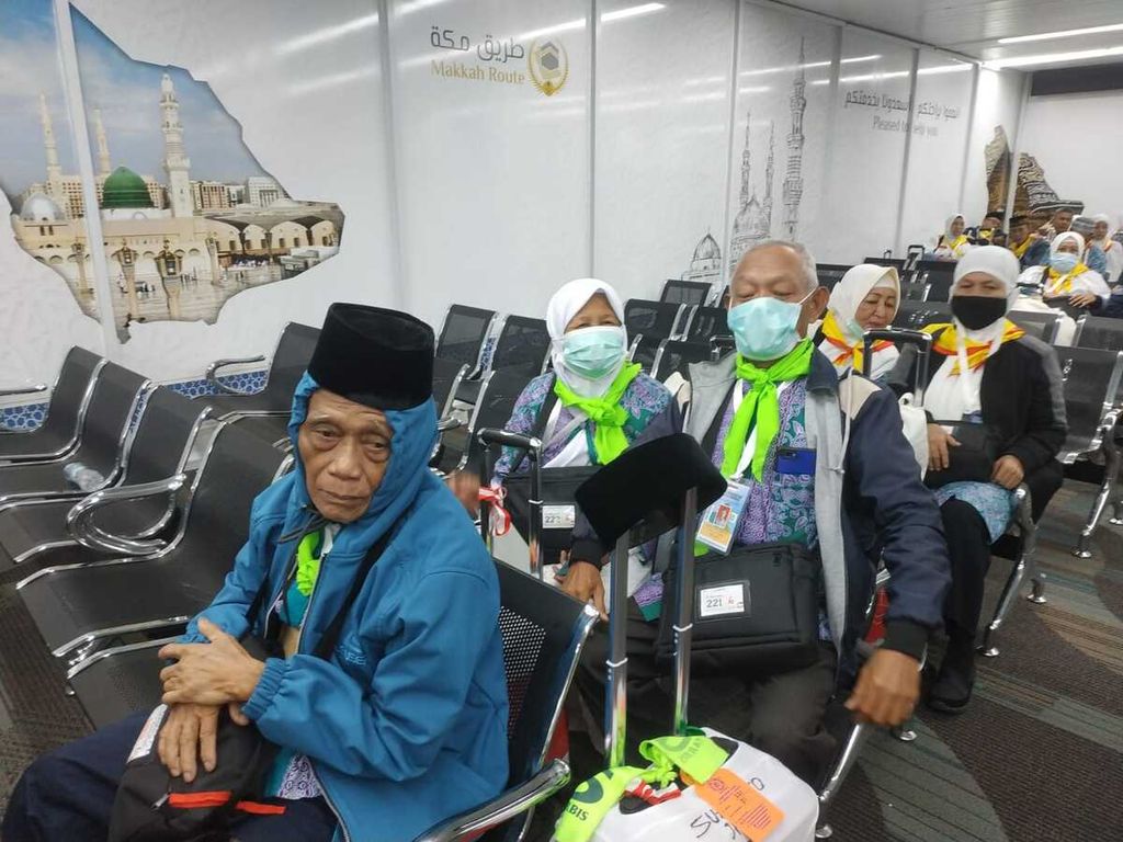 Sebanyak 388 calon haji 2023 kloter pertama berangkat ke Bandara King Abdulaziz, Jeddah, Arab Saudi, melalui Bandara Soekarno-Hatta, Tangerang, Banten, Rabu (24/5/2023) dini hari.