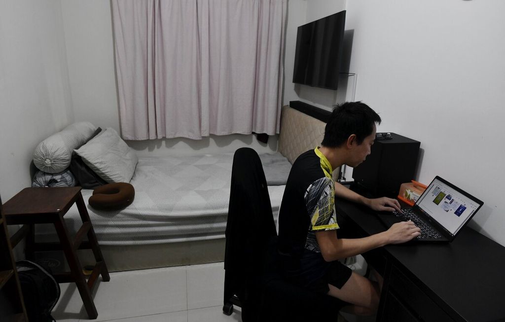 Hindra, karyawan swasta, berada di apartemen tempat tinggalnya di Jakarta Barat, Sabtu (25/3/2023). Apartemen tersebut ia beli lima tahun lalu secara kredit. Sebagian kaum urban yang beraktivitas dan bekerja di Jakarta lebih memilih membeli apartemen dibandingkan rumah tapak karena harganya masih terjangkau. 