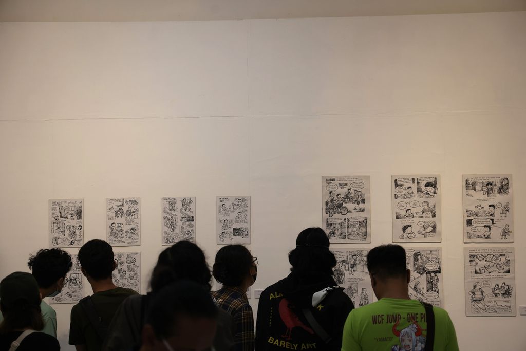 Pengunjung menghadiri pembukaan pameran Ilustrasiana Goes to Yogya di Bentara Budaya Yogyakarta, Kotabaru, Yogyakarta, Jumat (12/8/2022). 
