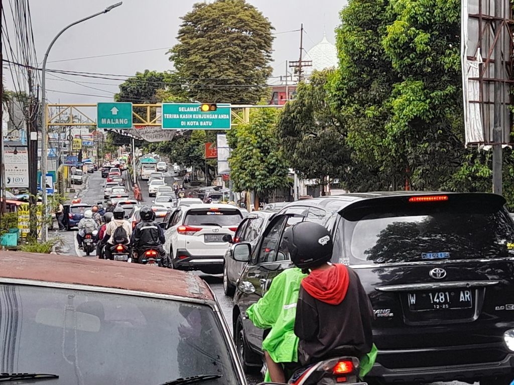 Arus kendaraan, sebagian wisatawan, yang tengah melintas di Jalan Ir Soekarno, Kota Batu, Jawa Timur, saat libur Natal, Minggu (25/12/2022), tampak padat merayap.