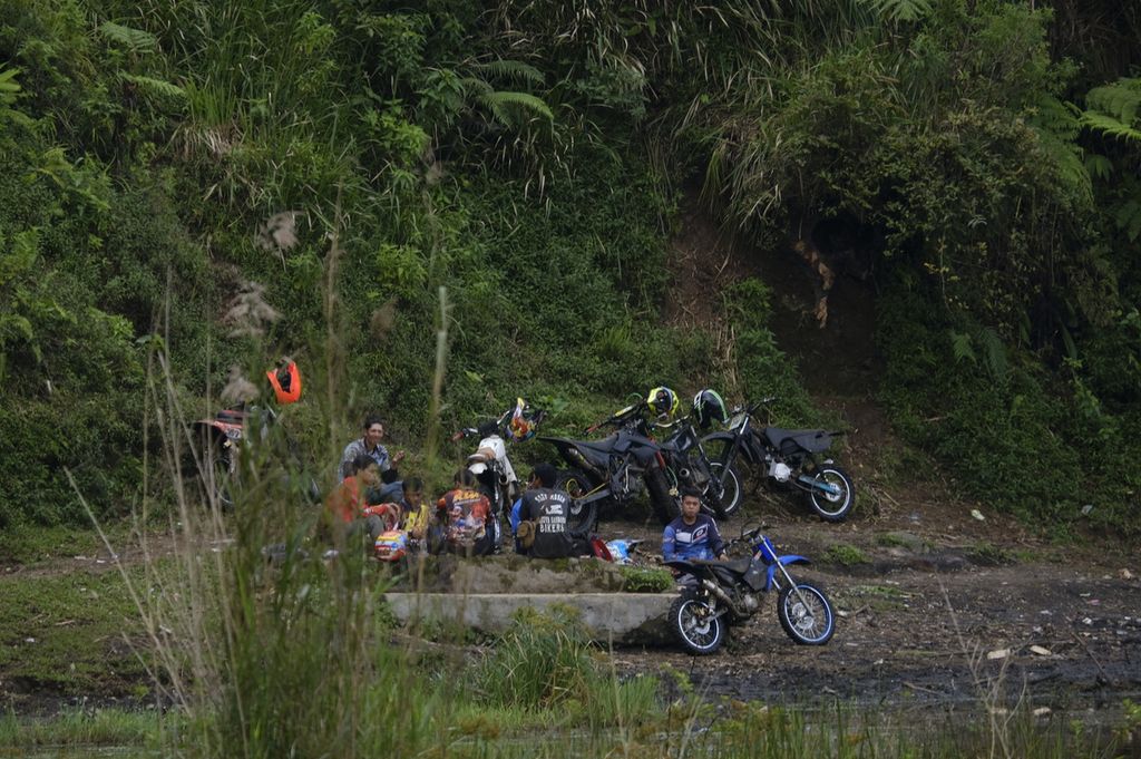 Kelompok olahraga motor trail berdiam di Danau Ciharus, Kawasan Taman Wisata Alam Kawah Kamojang, Kabupaten Bandung, Jawa Barat, Minggu (29/5/2022). Kawasan itu termasuk area terlarang untuk perambahan dan sejumlah kegiatan wisata.