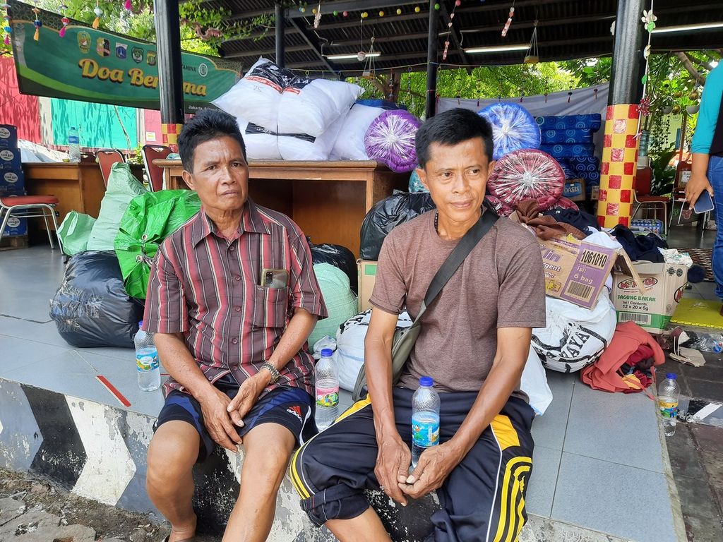 Korban kebakaran depo Pertamina Plumpang, Mohammad Saerudin (54) dan Bambang Sutikno (53), di Ruang Publik Terpadu Ramah Anak Rasela, Jakarta Utara, Sabtu (11/3/2023).