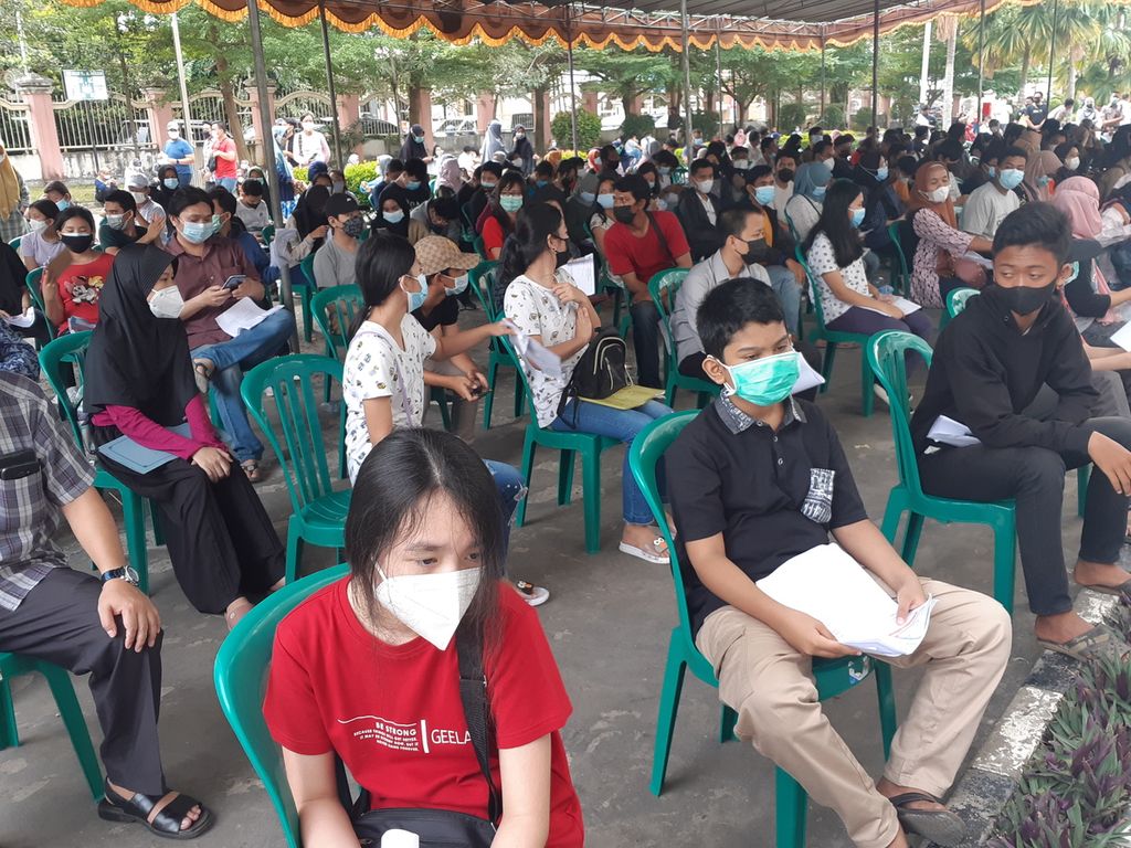 Sejumlah perserta vaksinasi anak sedang menunggu antrean di RSUP Dr Mohammad Hoesin Palembang, Sumatera Selatan (10/7/2021). Vaksinasi terhadap anak dinilai penting untuk melindungi mereka dari dampak terpapar Covid-19.