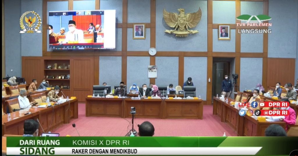 Suasana rapat kerja Komisi X bersama Mendikbudristek Nadiem Makarim di Jakarta, Rabu (19/1/2022). Salah satunya membahas seleksi guru PPPK tahun 2021 yang justru menimbulkan masalah di sekolah negeri dan swasta.