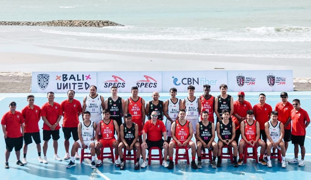 Dokumentasi Bali United menampilkan tim Bali United Basketball di Kuta, Badung, Jumat (6/1/2023), dalam rangkaian pengenalan jersei baru tim Bali United Basketball untuk musim kompetisi 2023.