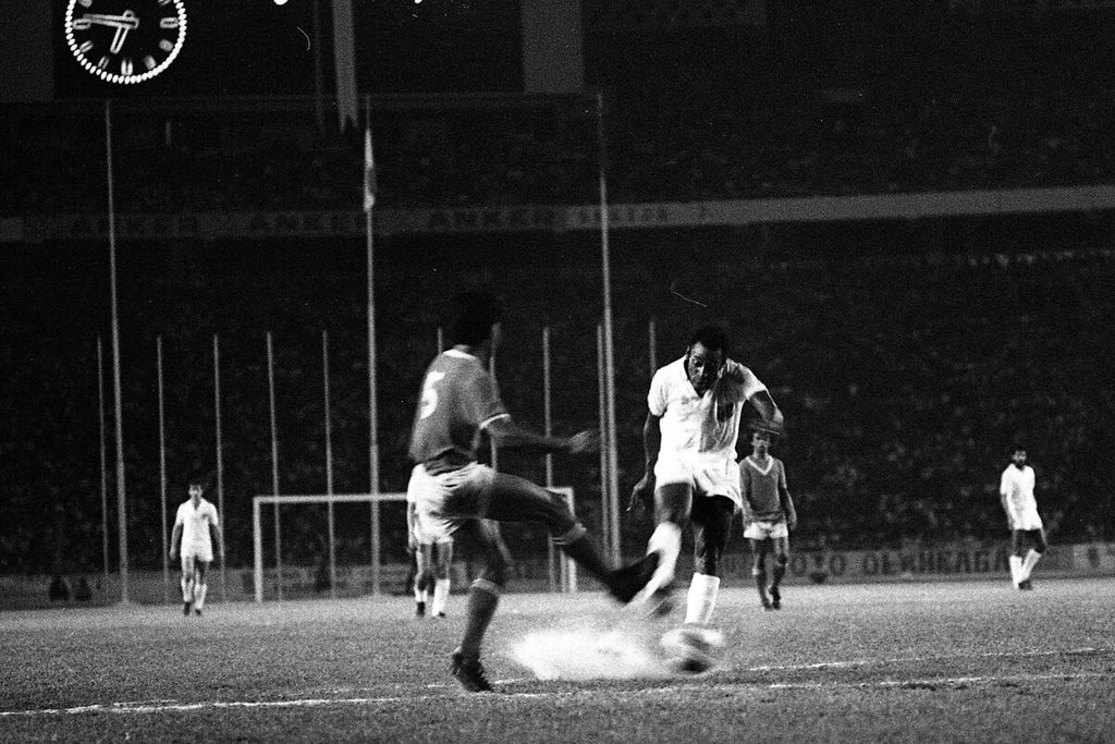 Pemain FC Santos, Pele (kanan), dihadang langkahnya oleh seorang pemain tim PSSI dalam pertandingan persahabatan di Stadion Utama Senayan, Jakarta, Rabu (21/6/1972). Santos unggul 3-2 atas tim PSSI. 