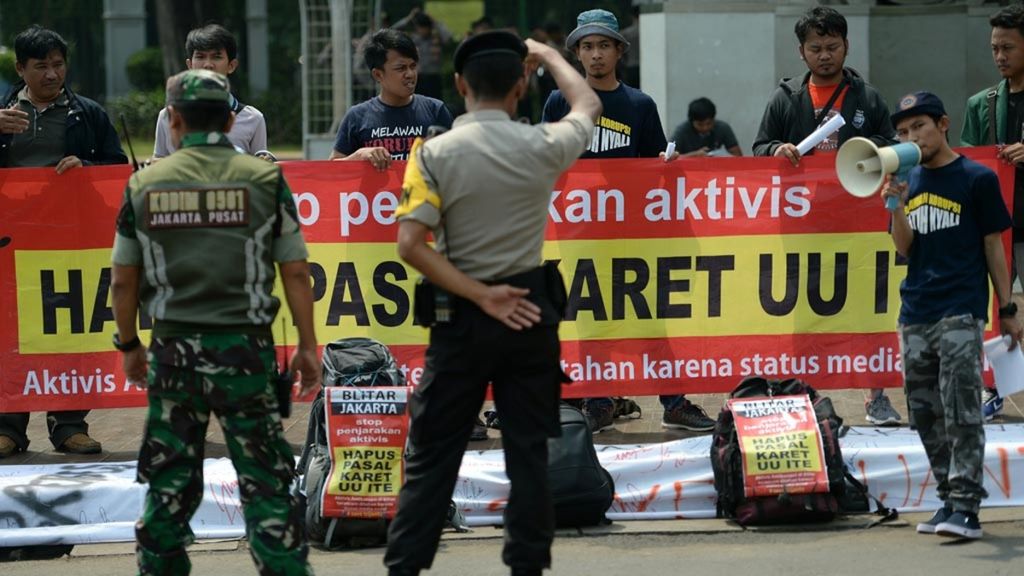 Aktivis yang tergabung dalam Komite Rakyat Pemberantas Korupsi menggelar unjuk rasa di depan Istana Merdeka, Jakarta, Selasa (8/1/2019). Mereka menyerukan untuk menghapus pasal karet dalam UU ITE.