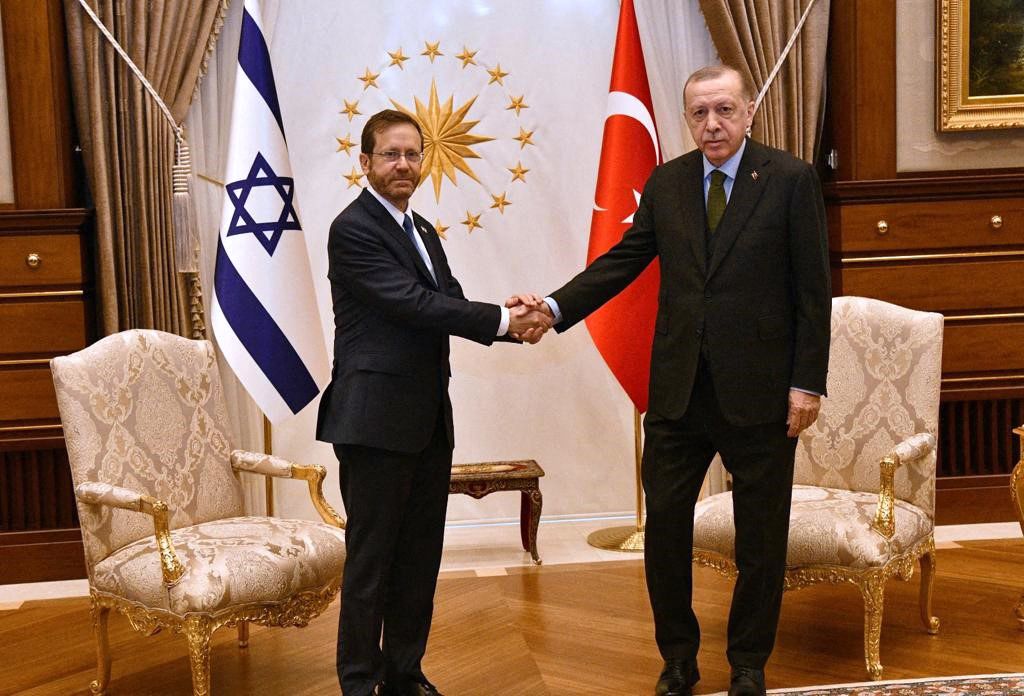 Presiden Turki Recep Tayyip Erdogan (kanan) berjabat tangan dengan Presiden Israel Isaac Herzog di Ankara, Turki, Rabu (9/3/2022), dalam foto yang diperoleh dari Kantor Pers Pemerintah Israel. 