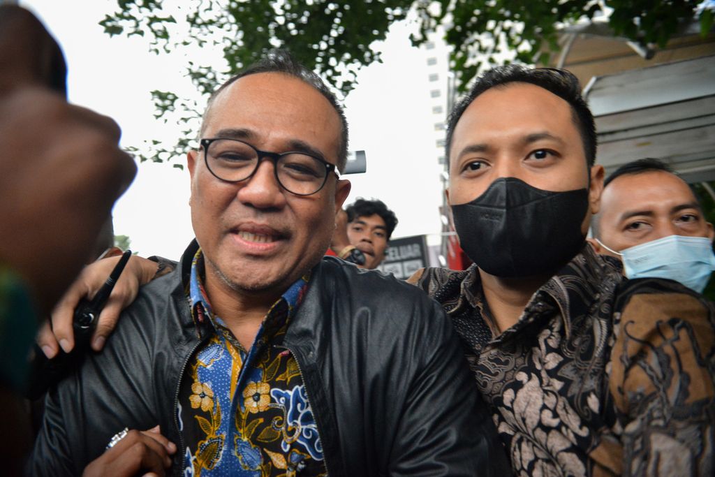 Bekas pejabat eselon III Direktorat Jenderal Pajak Kementerian Keuangan Rafael Alun Trisambodo (kiri) selesai diperiksa di Gedung Komisi Pemberantasan Korupsi (KPK), Jakarta, Rabu (1/3/2023). 