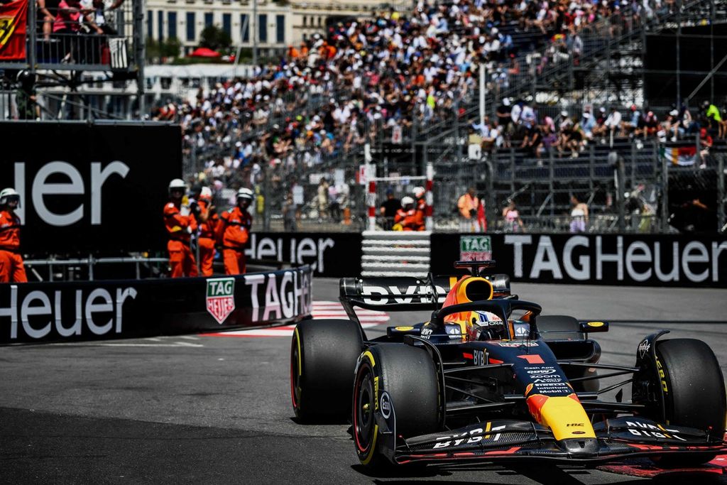 Pebalap Red Bull  Max Verstappen menjalani sesi sesi latihan pertama Grand Prix Formula 1 Monako, Jumat (26/5/2023).