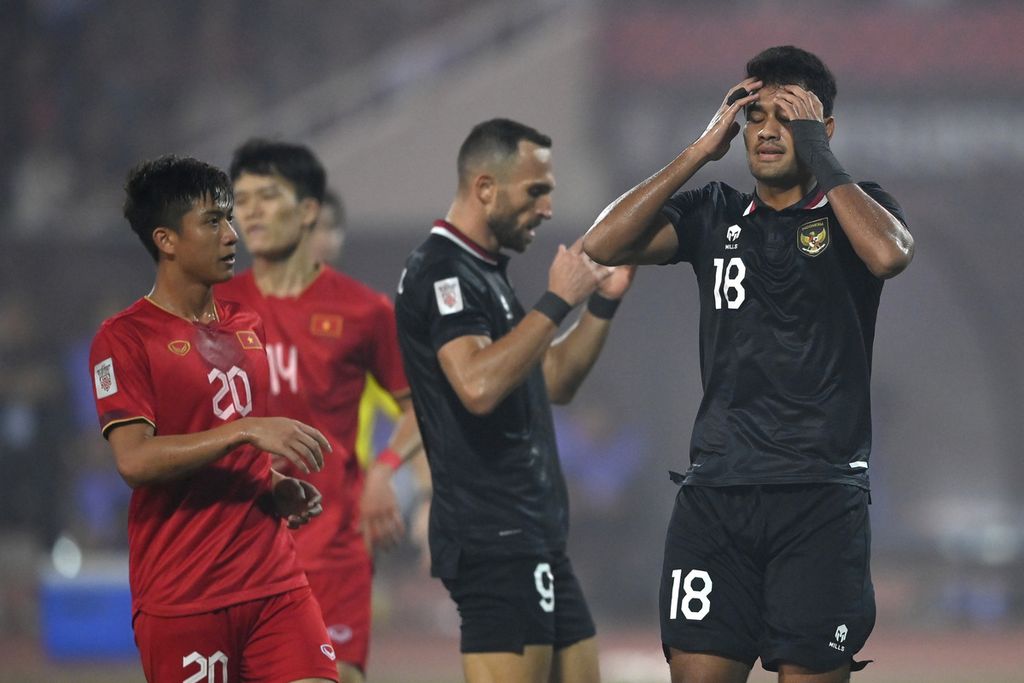 Pesepak bola timnas Indonesia, Muhammad Rafli (kanan), bereaksi usai gagal membobol gawang Vietnam dalam pertandingan laga kedua babak semifinal Piala AFF 2022 di Stadion Nasional My Dinh, Hanoi, Vietnam, Senin (9/1/2023). Indonesia gagal lolos ke babak final usai kalah 0-2 dari Vietnam. 