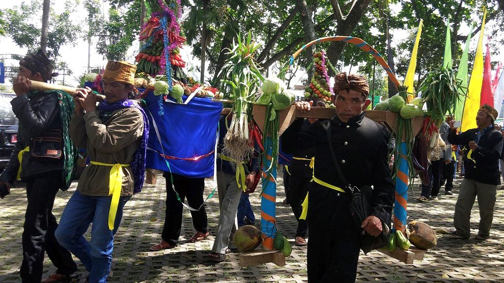 Tengger residents and community leaders carry offerings to the Sendang Widodaren spring in the tourism park.