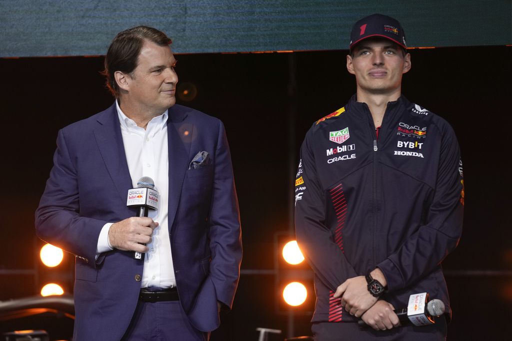 CEO Ford Jim Farley (kiri) dan pebalap Red Bull Racing,Max Verstappen, tampil pada peluncuran mobil baru Red Bulll untuk balapan Formula 1 musim 2023, Jumat (3/2/2023) di New York, Amerika Serikat. Ford akan kembali ke F1 sebagai penyuplai mesin Red Bull.