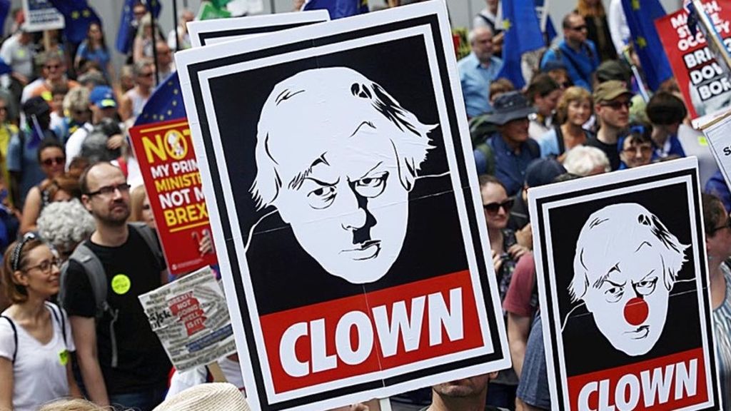 Pengunjuk rasa anti-Brexit mengangkat poster berisi kecaman terhadap Perdana Menteri Inggris Boris Johnson. Dalam unjuk rasa yang digelar Sabtu (20/7/2019) di London itu, mereka menyerukan, Tidak pada Boris, ya untuk Eropa.