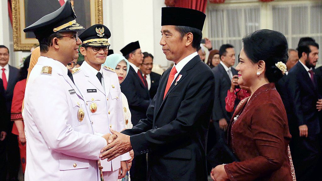 Presiden Joko Widodo dan Ibu Iriana mengucapkan selamat kepada Gubernur dan Wakil Gubernur DKI Jakarta Periode 2017-2022 Anies Baswedan dan Sandiaga Uno yang telah dilantik di Istana Negara, Jakarta (16/10/2017).