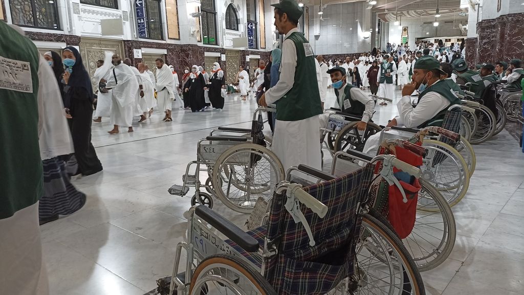 Sejumlah pekerja penyewa jasa kursi roda di Masjidil Haram, Mekkah, Arab Saudi, Rabu (22/6/2022] sore. Kursi roda digunakan para jemaah yang mengalami kesulitan untuk berjalan saat tawaf atau sai.