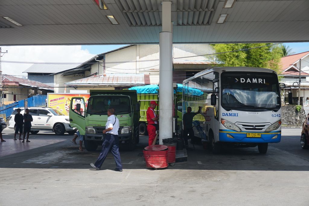  Trucks and buses line up to buy biodiesel with the MyPertamina application on the first day of trial for registration of pertalite and biodiesel users, Friday (1/7/2022), at the Polytechnic gas station, Kairagi, Manado, North Sulawesi. Some motorists have not registered on the MyPertamina page..