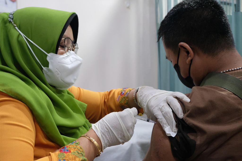 A health worker injects the Covid-19 vaccine at the Palmerah District Health Center, West Jakarta, Friday (21/10/2022).