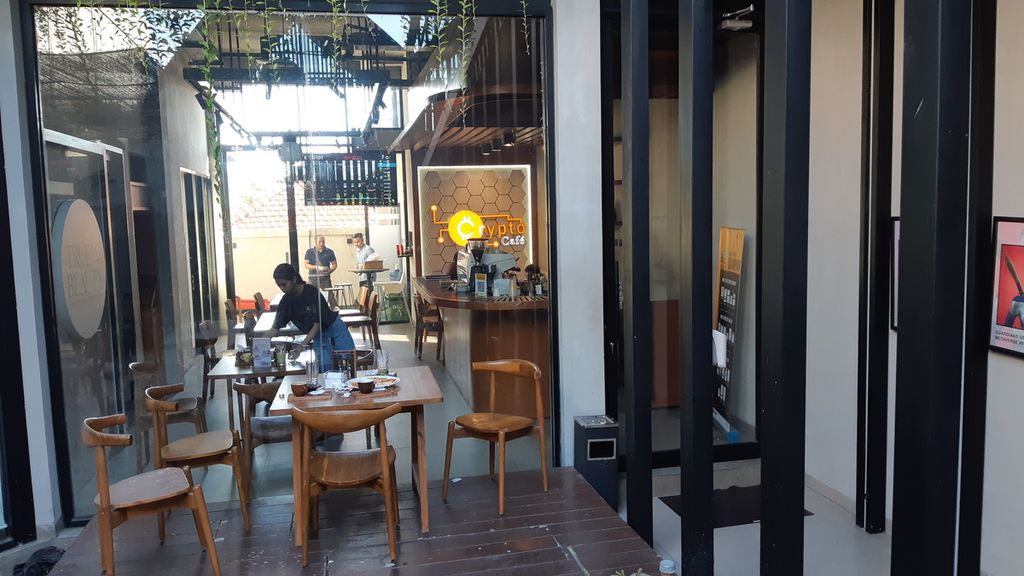 Suasana Crypto Cafe di Kecamatan Kuta, Kabupaten Badung, Provinsi Bali. Pada April 2023, kafe tersebut menerima pembayaran dengan aset kripto untuk pembelian makanan dan minuman.