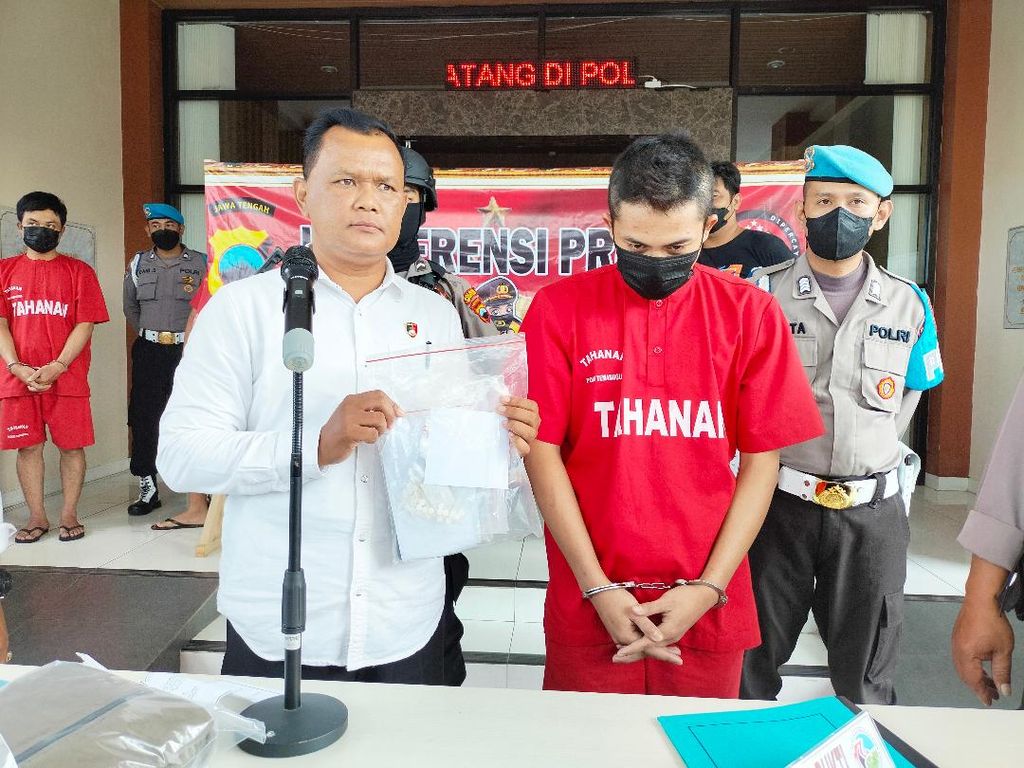 Tersangka pengguna dan pengedar pil Yarindo, Dwi Tri Zunianto (tengah), dihadirkan dalam konferensi pers di Markas Polres Temanggung, Jateng, Senin (30/5/2022).