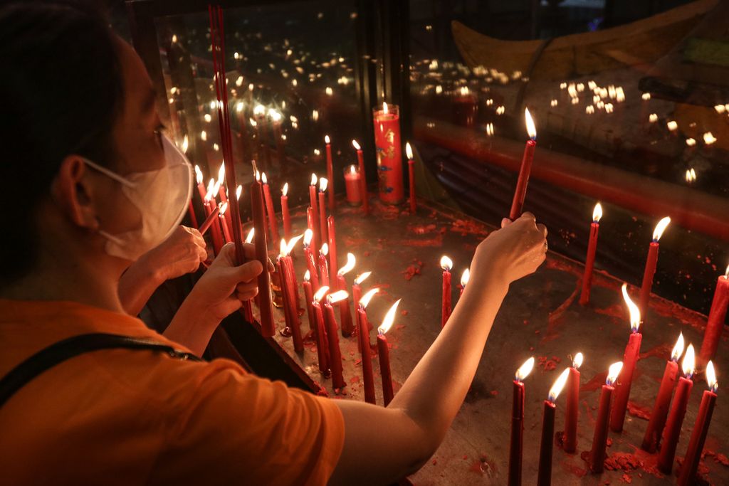 Warga keturunan Tionghoa menyalakan lilin di Wihara Dharma Bhakti, Petak Sembilan, Jakarta (21/1/2023). 