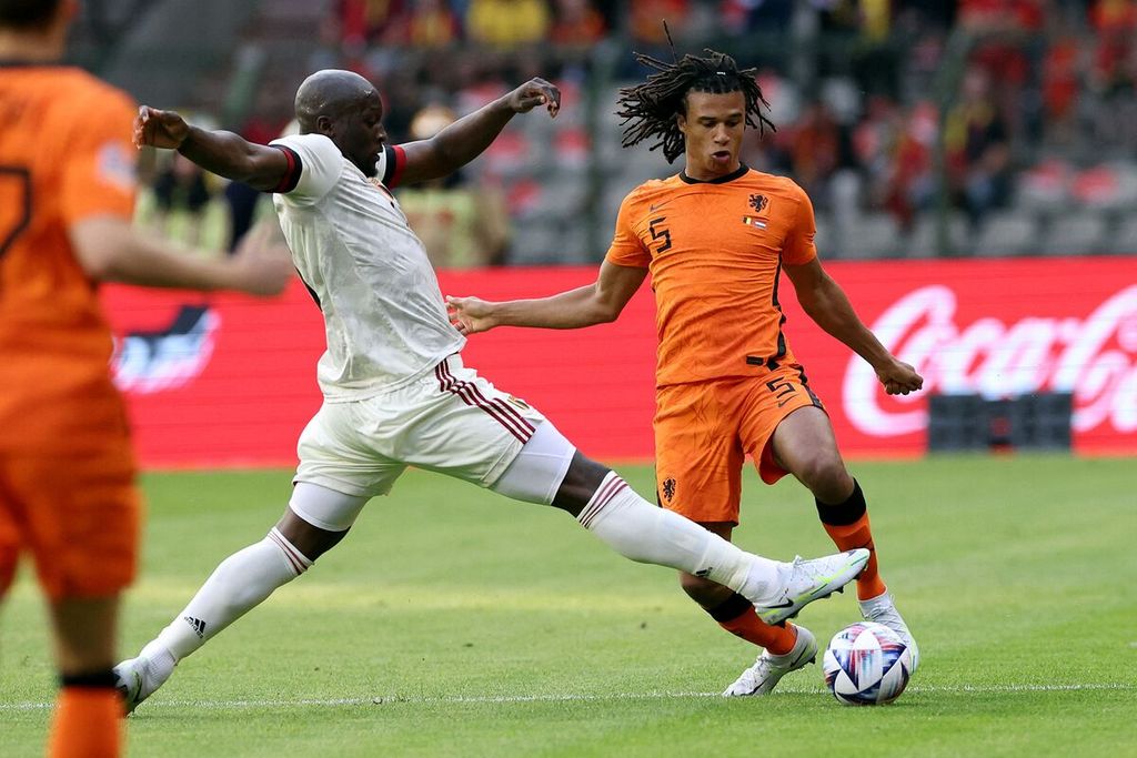 Striker Belgia, Romelu Lukaku (kiri), berebut bola dengan bek Belanda, Nathan Ake, pada laga Liga Nasional Eropa antara Belgia dan Belanda di Stadion King Baudouin, Brussels, Belgia, 3 Juni 2022. 