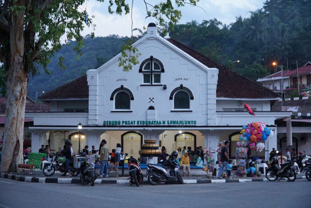 Suasana di sekitar Gedung Kebudayaan Sawahlunto, Sumatera Barat, Selasa (9/7/2019) sore. Gedung tersebut merupakan salah satu cagar budaya yang masuk dalam area Warisan Tambang Batubara Ombilin Sawahlunto yang ditetapkan UNESCO sebagian warisan budaya dunia.