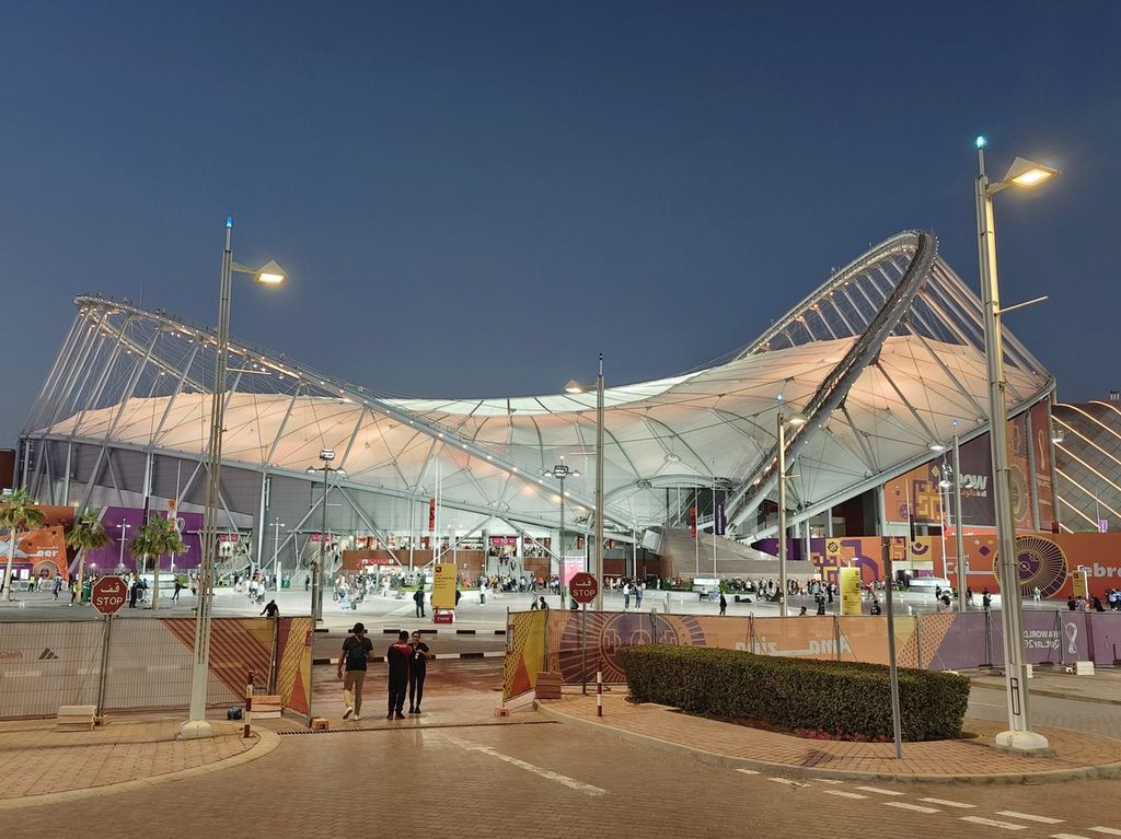 Pemandangan Stadion Internasional Khalifa, Doha, Qatar, dari pintu keluar Stasiun Metro Sport City, Sabtu (3/12/2022). Stadion itu adalah stadion nasional Qatar yang menjadi saksi bagi penyelenggaraan seluruh turnamen olahraga internasional di negeri kaya minyak itu.