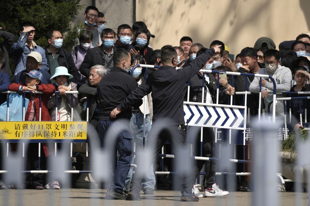 Petugas keamanan memberikan tanda kepada para pengunjung yang berdiri di belakang barikade di Istana Kepresidenan Nanjing menjelang kunjungan mantan Presiden Taiwan Ma Ying-jeou di Nanjing, Provinsi Jiangsu, China, 28 maret 2023. 