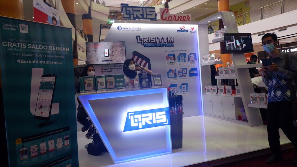 Pojok QRIS (Quick Response Code Indonesia Standard) dalam Pergelaran UMKM Karya Kreatif Banua-Go Digital di Atrium Duta Mall, Banjarmasin, Kalimantan Selatan, Sabtu (6/3/2021). 