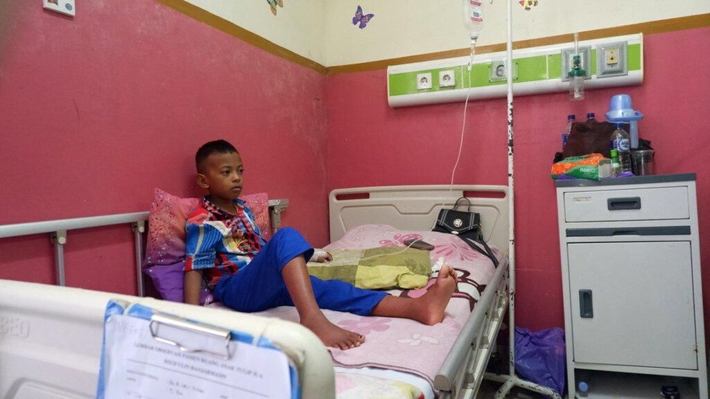 Seorang anak yang menderita demam berdarah dengue (DBD) menjalani rawat inap di RSUD Ulin, Banjarmasin, Kalimantan Selatan, Kamis (7/2/2019). Kasus DBD mulai merebak di Kalsel dan menyebabkan lima orang meninggal dunia pada Januari-Februari 2019.