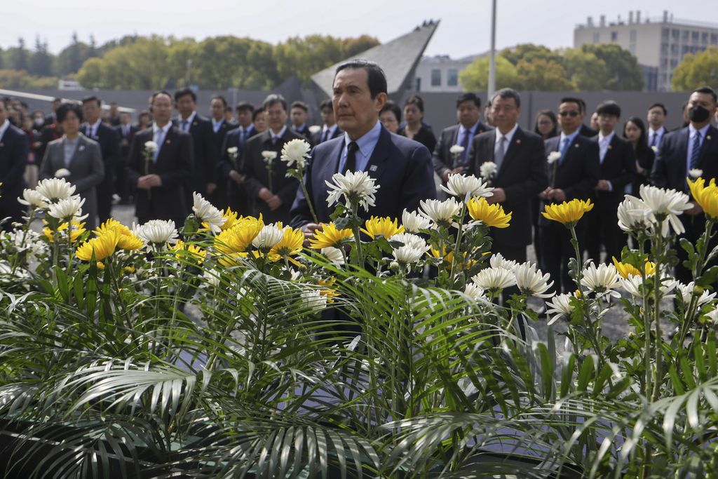 Foto yang dirilis kantor Ma Ying-jeou memperlihatkan mantan Presiden Taiwan Ma Ying-jeou memberikan penghormatan di Nanjing Massacre Memorial Hall di Nanjing, Provinsi Jiangsu, China, 29 Maret 2023. Ma memulai kunjungan 12 hari di China. 
