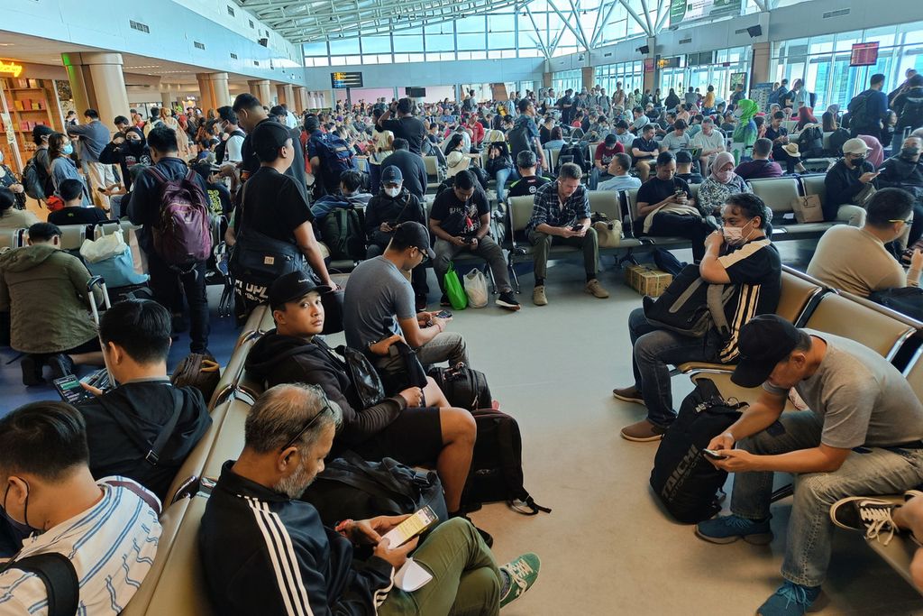 Penumpang menunggu keberangkatan pesawat di terminal penumpang di Bandara Lombok, Praya, Nusa Tenggara Barat (6/3/2023). Kejuaraan Dunia Superbike (WSBK) Mandalika berdampak pada meningkatnya volume penumpang di Bandara Lombok.