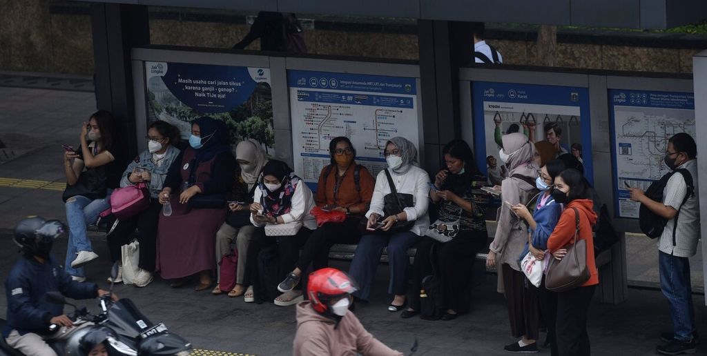 Passengers wait for the Transjakarta bus at the Karet stop, Sudirman area, Jakarta, during work hours, Monday (5/12/2022). Indonesia's economic growth in 2023 is projected to be above 5 percent. However, high global economic uncertainty has the potential to increase pressure on the domestic economy.