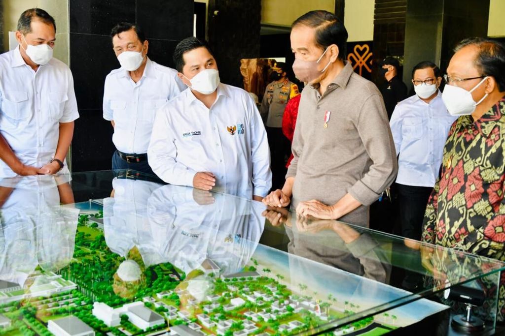 Presiden Joko Widodo melakukan peletakan batu pertama atau groundbreaking Rumah Sakit (RS) Internasional Bali yang terletak di Kawasan Wisata Sanur, Kota Denpasar, Provinsi Bali, pada Senin, 27 Desember 2021.