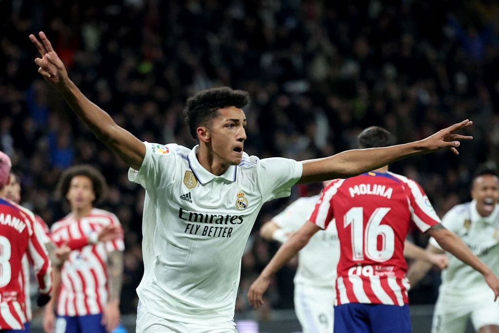 Pemain Real Madrid Alvaro Rodriguez merayakan golnya ke gawang Atletico Madrid pada laga Liga Spanyol, di Stadion Santiago Bernabeu, Minggu (26/2/2023) dini hari WIB. Laga berakhir imbang 1-1. 