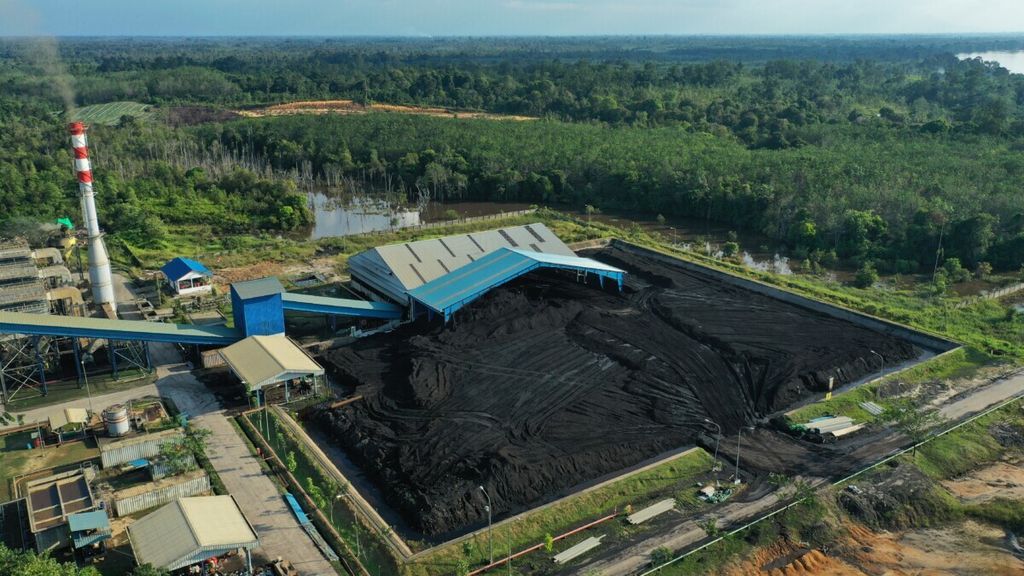 Pasokan batubara untuk Pembangkit Listrik Tenaga Uap (PLTU) Sintang di Kabupaten Sintang, Kalimantan Barat, Oktober 2021.