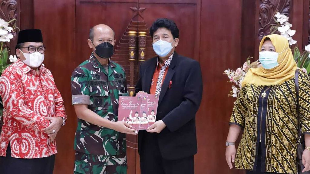 Kepala Badan Pembinaan Ideologi Pancasila (BPIP) Yudian Wahyudi menyerahkan buku <i>Pembinaan Pancasila untuk TNI </i>kepada Pangdam Brawijaya Mayjen Nurcahyanto, Jumat (25/3/2022).