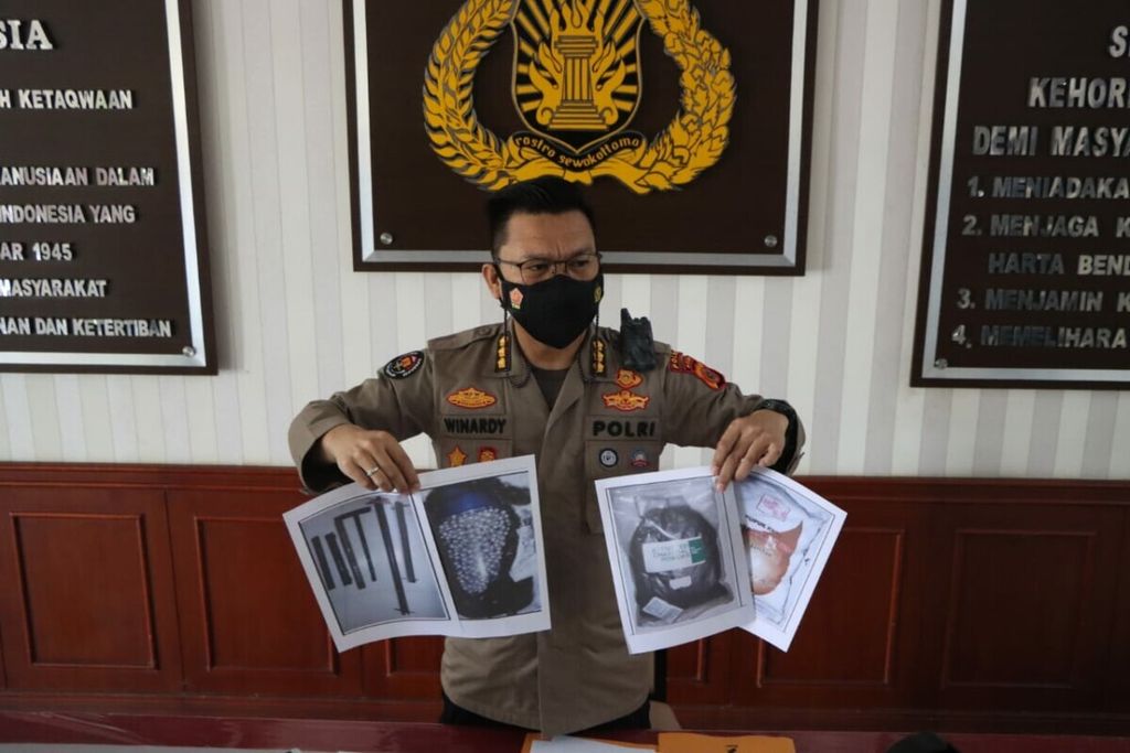 Kepala Bidang Humas Kepolisian Daerah Aceh Komisaris Besar Winardy memperlihatkan foto-foto alat bukti dari terduga teroris, Sabtu (23/1/2021).