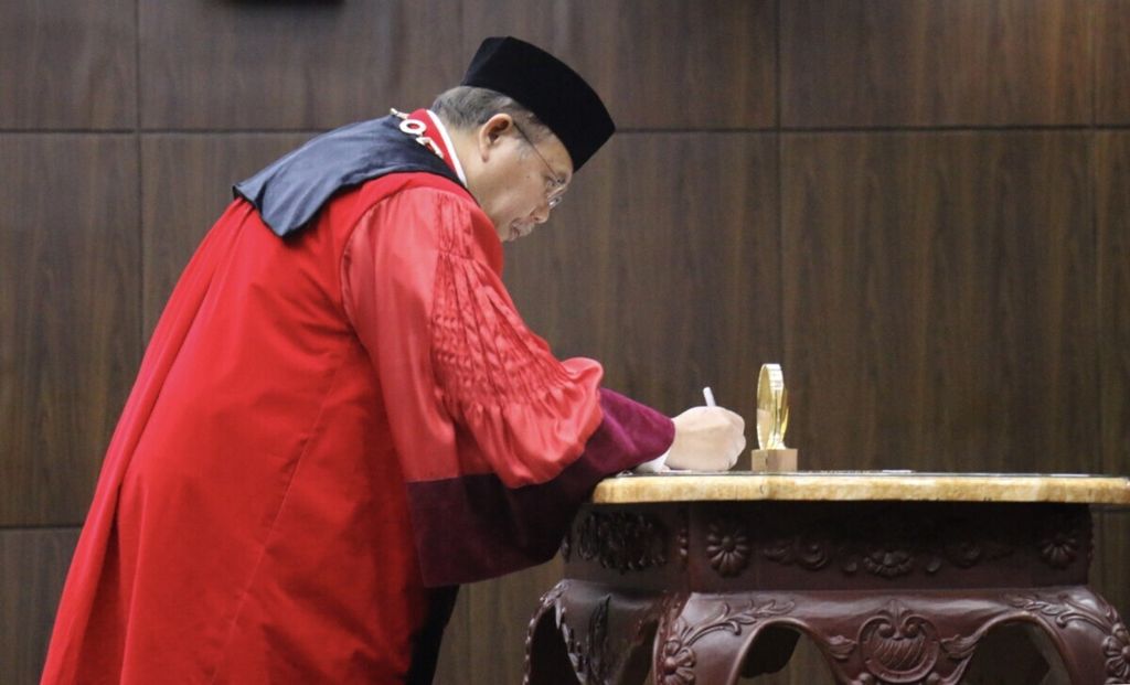 Aswanto menandatangani berita acara pengucapan sumpah sebagai Wakil Ketua Mahkamah Konstitusi periode 2019-2021, Selasa (26/3/2019).