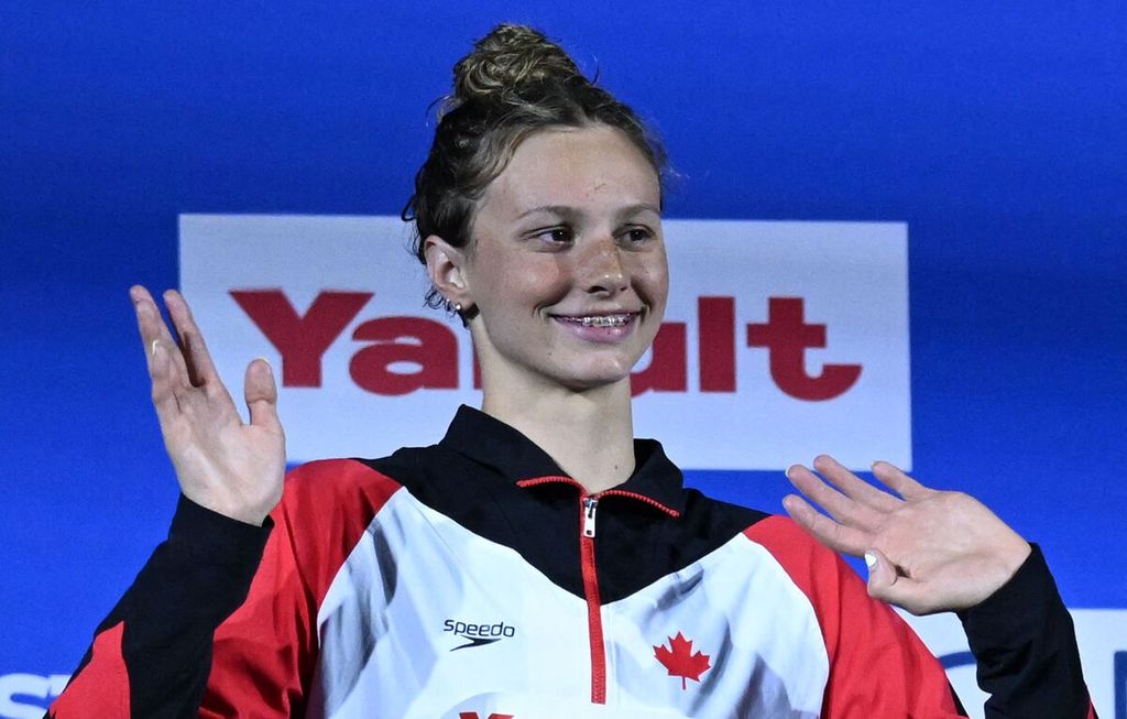 Perenang Kanada, Summer McIntosh, melambaikan tangan ke penonton seusai meraih medali perak pada nomor 400 meter gaya bebas putri Kejuaraan Dunia Renang di Budapest, Hongaria, Sabtu (18/6/2022). 