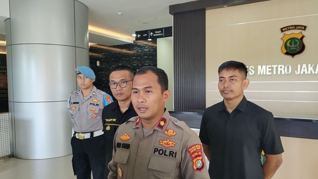 Kepala Kepolisian Sektor Metro Tambora Komisaris Putra Pratama tengah memberikan keterangan kasus pelecehan anak di Kepolisian Resor Metro Jakarta Barat, Jumat (10/2/2023).