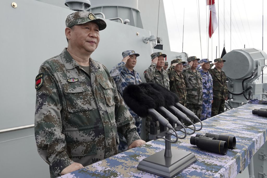 Presiden China Xi Jinping berpidato seusai menghadiri upacara pemeriksaan armada Angkatan Laut Tentara Pembebasan Rakyat (PLA) China di Laut China Selatan, 12 April 2018. 